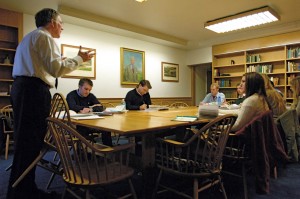 Jones conducts a fall semester seminar, “The Emergence of the Modern Mind,” in 2008.
